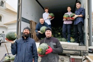 Неожиданно сладко: в Хабаровске соцотдел епархии раздал подопечным 18 тонн арбузов Официальный портал  Приамурской митрополии